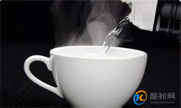 开水想变温水很简单 教你一招 只需5秒就可以喝到温水了