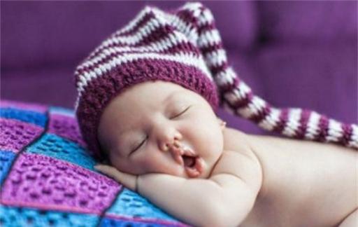 宝宝睡觉时 父母的这几个行为会影响到宝宝的发育 如果有要改掉