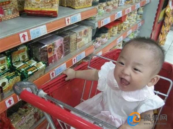 带宝宝逛超市，听起来就让宝妈们头疼！看看这位妈妈怎么做的？
