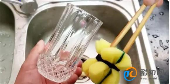 把筷子插在百洁布上 作用竟然这么大 解决了家家户户的大烦恼