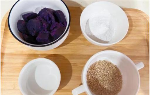 紫薯配芝麻做出来软糯香甜的紫薯芝麻饼 老少皆宜简单易做