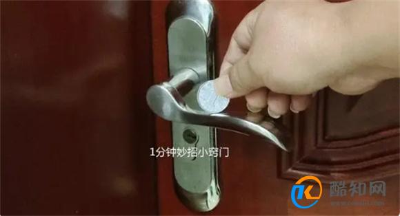 在大门口放一枚硬币 解决家家户户的大难题 回家试试