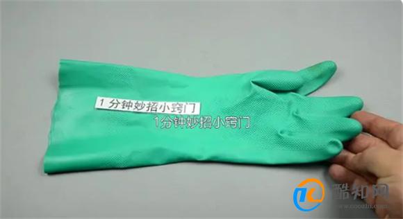 今天才知道 破洞橡胶手套剪一刀 别提多实用 解决不少人的麻烦
