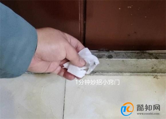 在大门口放一枚硬币 解决家家户户的大难题 回家试试