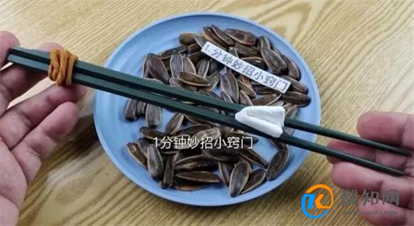 剥花生别用手抠，只需一双筷子1个瓶盖，快速剥花生，好用不伤手