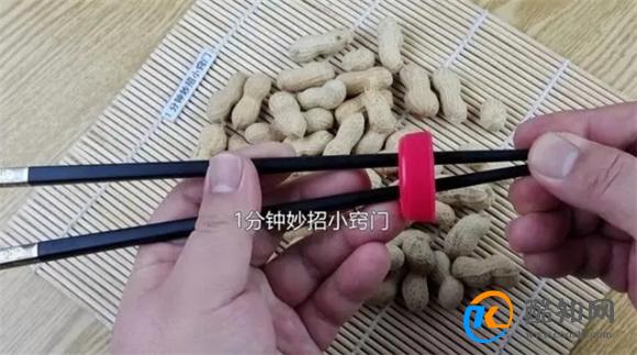 剥花生别用手抠，只需一双筷子1个瓶盖，快速剥花生，好用不伤手