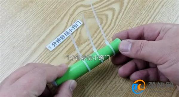 原来扎带上有一个小机关，不用剪断，一碰就能打开，可以循环使用