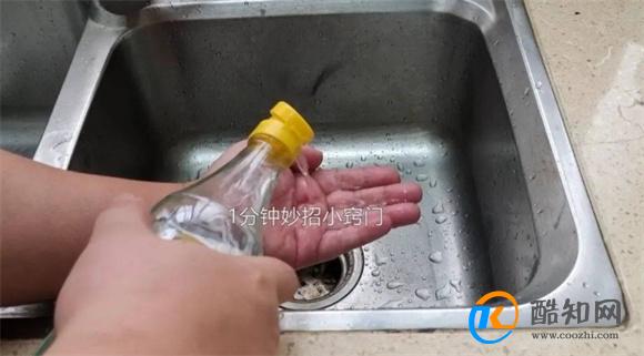 白醋倒在手心搓一下 真是厉害了 解决了很多人的大困扰 快学