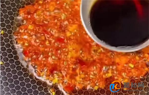 色泽红亮的“金针菇培根卷”汤汁浓郁 简单易做出锅必光