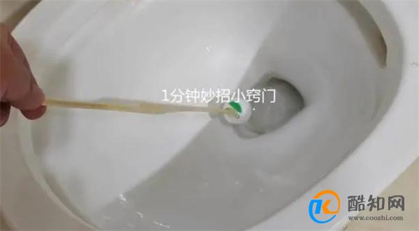 马桶堵了怎么办？两根筷子轻松搞定，别再花上百元请人疏通了！