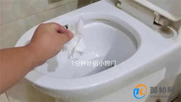 马桶堵了怎么办？两根筷子轻松搞定，别再花上百元请人疏通了！