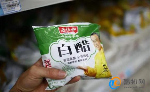 白醋倒在手心搓一下 真是厉害了 解决了很多人的大困扰 快学