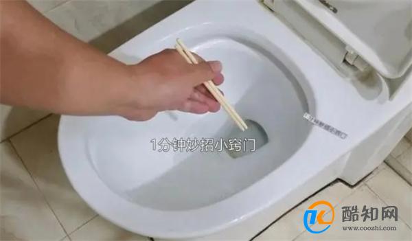 马桶堵了怎么办？两根筷子轻松搞定，别再花上百元请人疏通了！