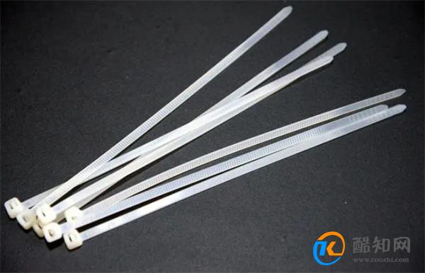 原来扎带上有一个小机关，不用剪断，一碰就能打开，可以循环使用
