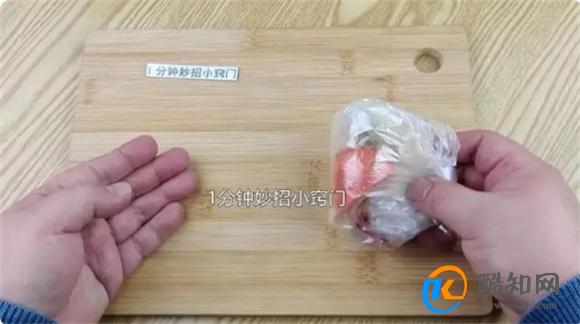 刮鱼鳞原来这么简单 一个“塑料袋”鱼鳞不飞溅 刮的又快又干净