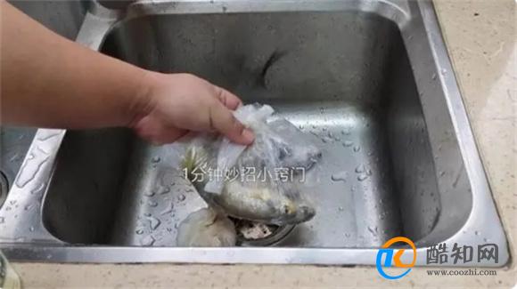 白醋倒在手心搓一下 真是厉害了 解决了很多人的大困扰 快学