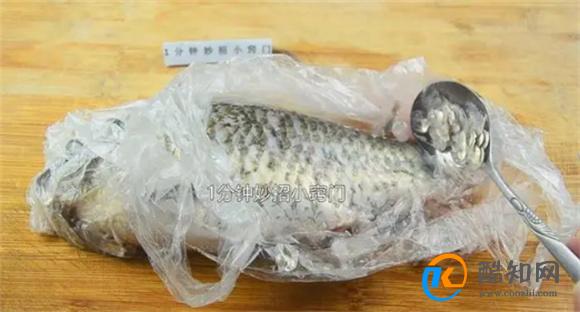 刮鱼鳞原来这么简单 一个“塑料袋”鱼鳞不飞溅 刮的又快又干净