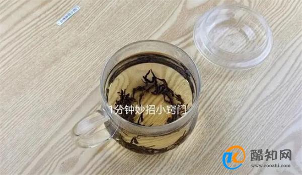 马桶堵了怎么办？两根筷子轻松搞定，别再花上百元请人疏通了！