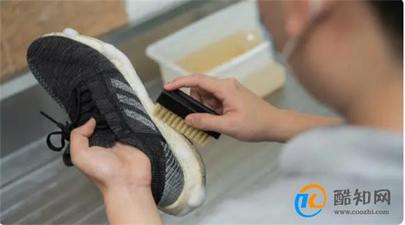 鞋子如何清理 洗鞋也有小技巧 分享生活好方法