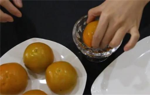 生柿子买回来之后在上面扎一根牙签 还有神奇的效果 学起来