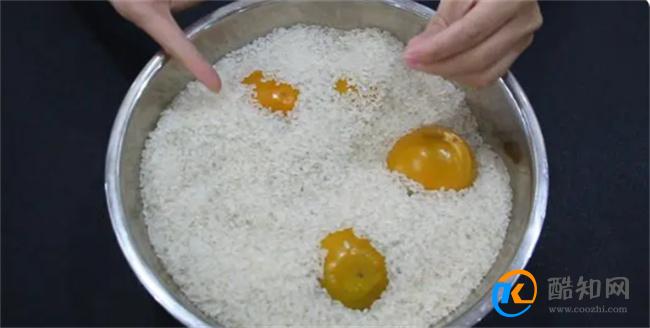 生柿子买回来之后在上面扎一根牙签 还有神奇的效果 学起来