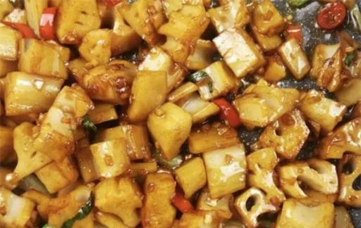 香辣脆爽的“小炒藕丁”是一道非常下饭的家常菜，简单又好做