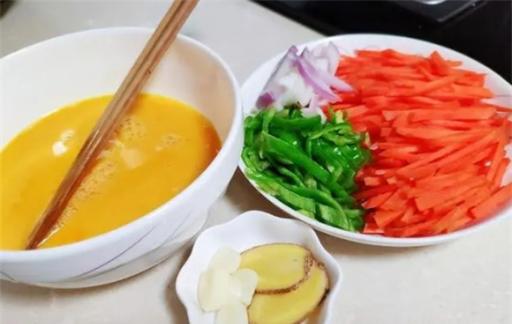 红萝卜怎么做才好吃呢，和鸡蛋一块营养又好吃，简单又好做