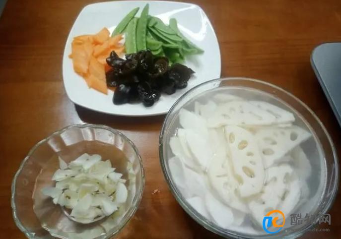 清爽而不油腻的“荷塘小炒”，色泽鲜美简单爽口