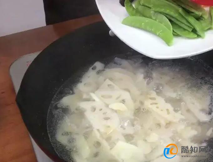 清爽而不油腻的“荷塘小炒”，色泽鲜美简单爽口
