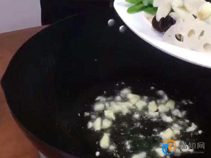 清爽而不油腻的“荷塘小炒”，色泽鲜美简单爽口