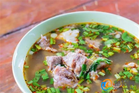 鲜辣羊肉汤家庭做法，汤浓味鲜，天气冷喝一口羊肉汤全身暖暖的