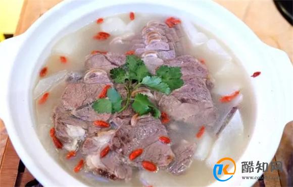 鲜辣羊肉汤家庭做法，汤浓味鲜，天气冷喝一口羊肉汤全身暖暖的