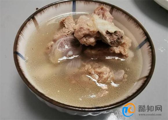 排骨汤这样做清甜营养又健康，赶紧给家人做起来吧！