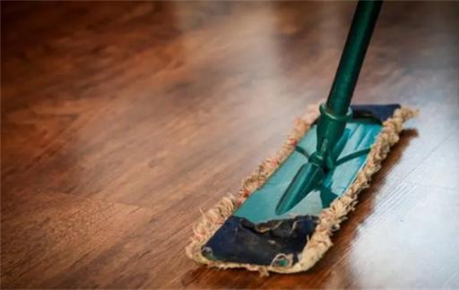 家里地板总是拖不干净 或许是拖地方法不对 拖地也要掌握窍门
