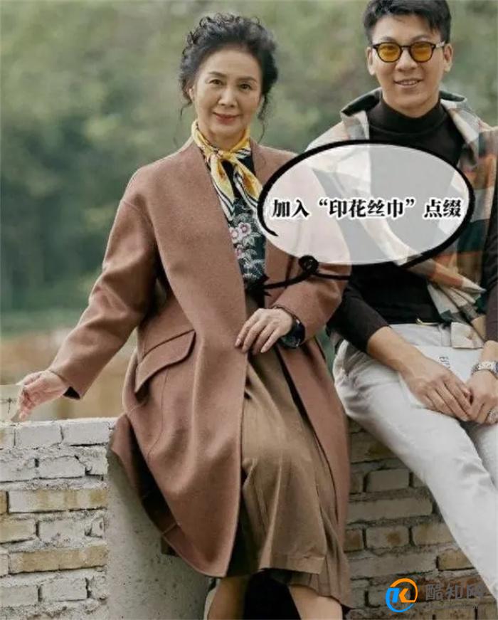 女人过了60岁，尽量放弃卫衣、打底裤！换成这些衣物更优雅得体