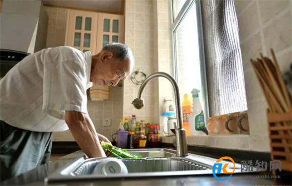 马桶脸池菜池时间久了出现黄渍又脏又不卫生？这个方法很实用