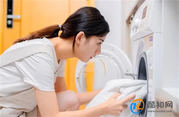 黑笔弄到衣服上 这些神奇小技巧帮你轻松去除印记 