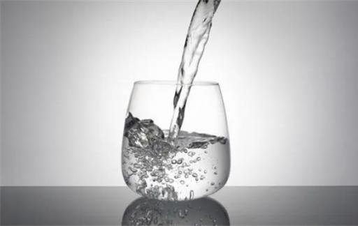 烧开的自来水、桶装水和矿泉水，哪种更健康？一文讲明白