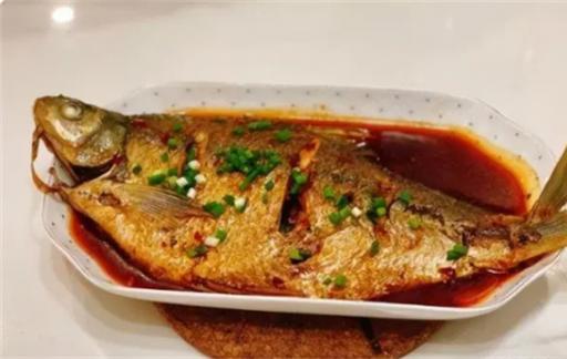 扁鱼红烧扁鱼的做法 红烧扁鱼这样做 色泽红润 肉质鲜嫩无腥味