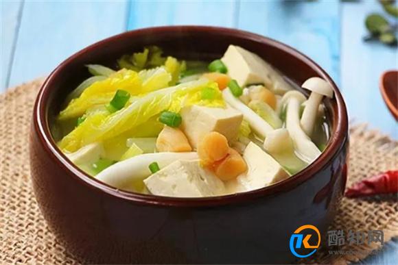 秋季多给家人做这个白菜豆腐汤，汤鲜味美，营养又好喝