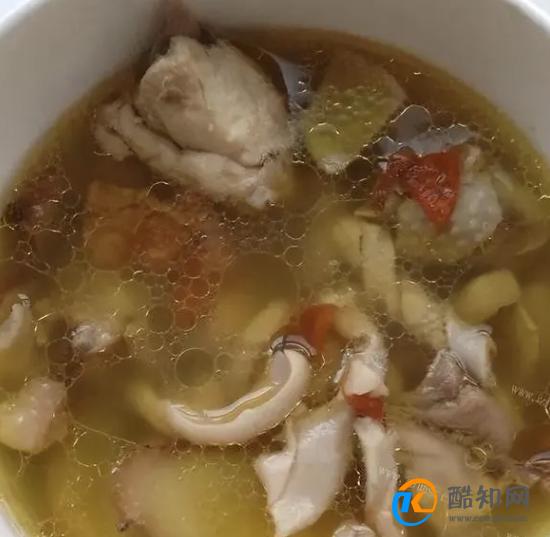 胃寒就煲这款鸡汤，健脾暖胃，汤汁美味，喝起来暖暖的，很舒服