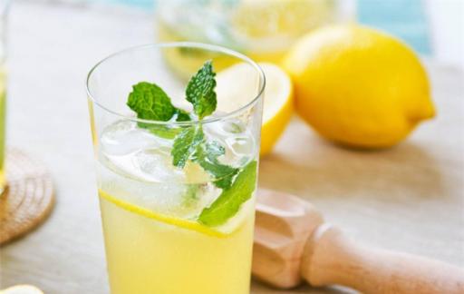柠檬水是应该晚上喝还是白天喝