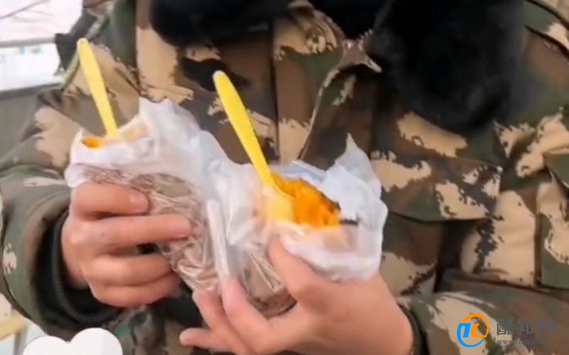 东北大哥卖烤地瓜给外地游客配勺 本地人:从小都是扒皮吃的
