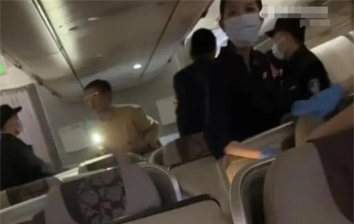 大闹东航机舱乘客被行拘是真的吗 大闹东航机舱乘客受到什么处罚