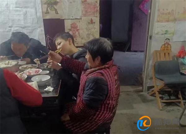 七旬退休老师教会脑瘫少年5000个字 七旬退休老师有何善举