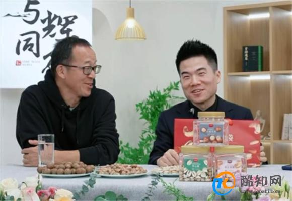 俞敏洪现身与辉同行直播间 总涨粉近300万