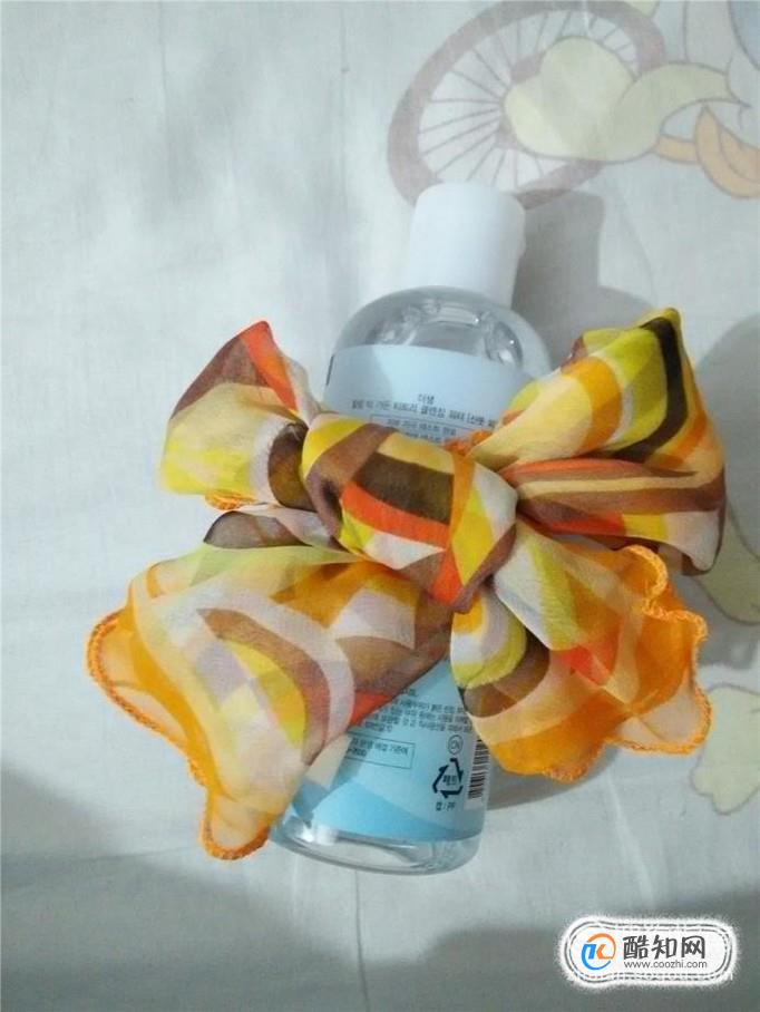 方巾丝巾的小蝴蝶结式系法