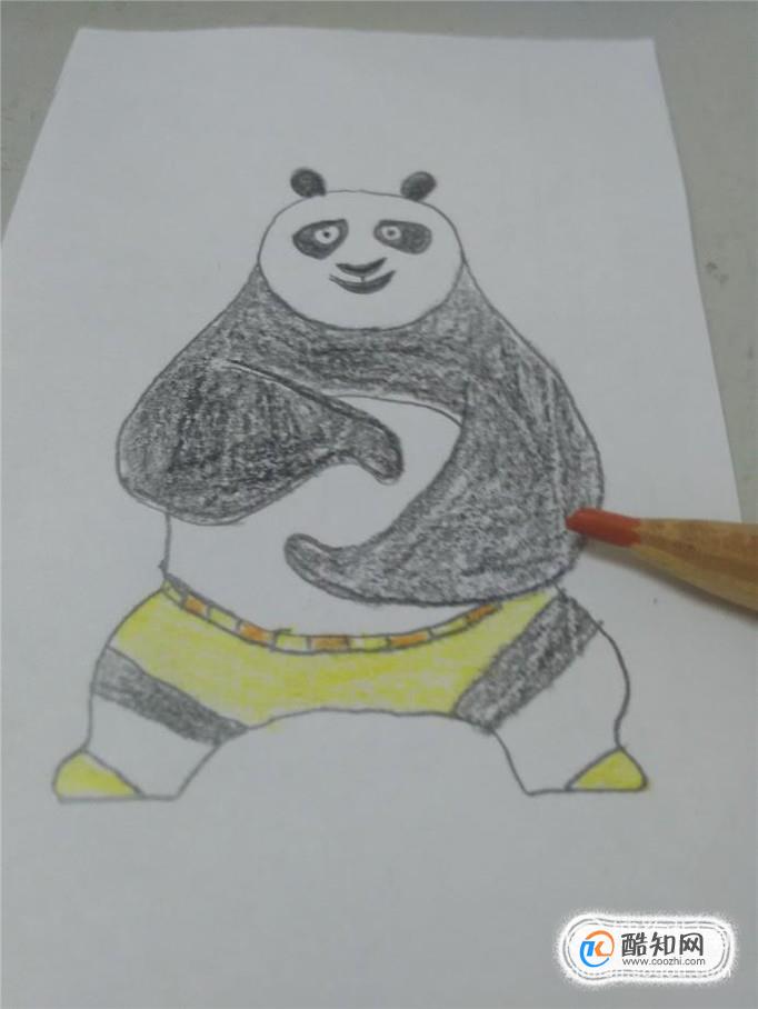 最后用桔色笔涂腰带上未涂色的小方块.功夫熊猫就画完了.