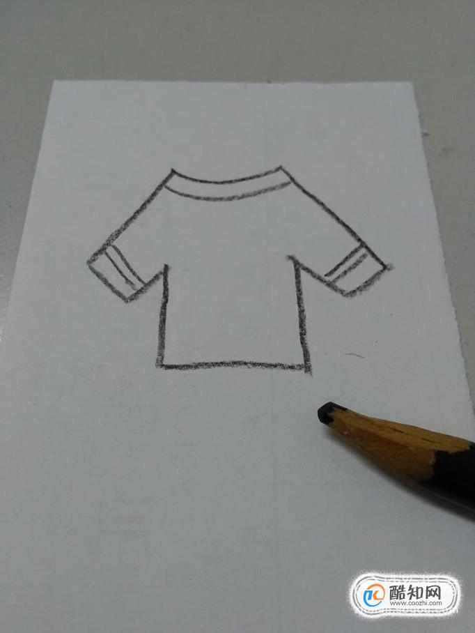 06 在两只袖子上,分别画两条直线,表示袖子上的花纹,到此,衣服就画完