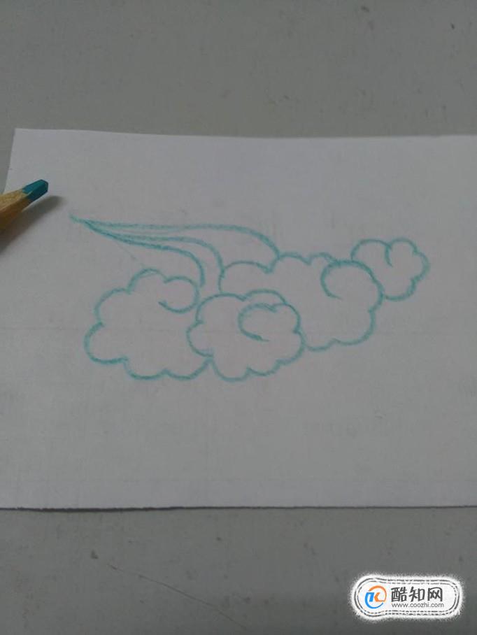 最后,在这片云的上方,画三条弯弯的曲线,表示云朵的尖,漂亮的云就画完